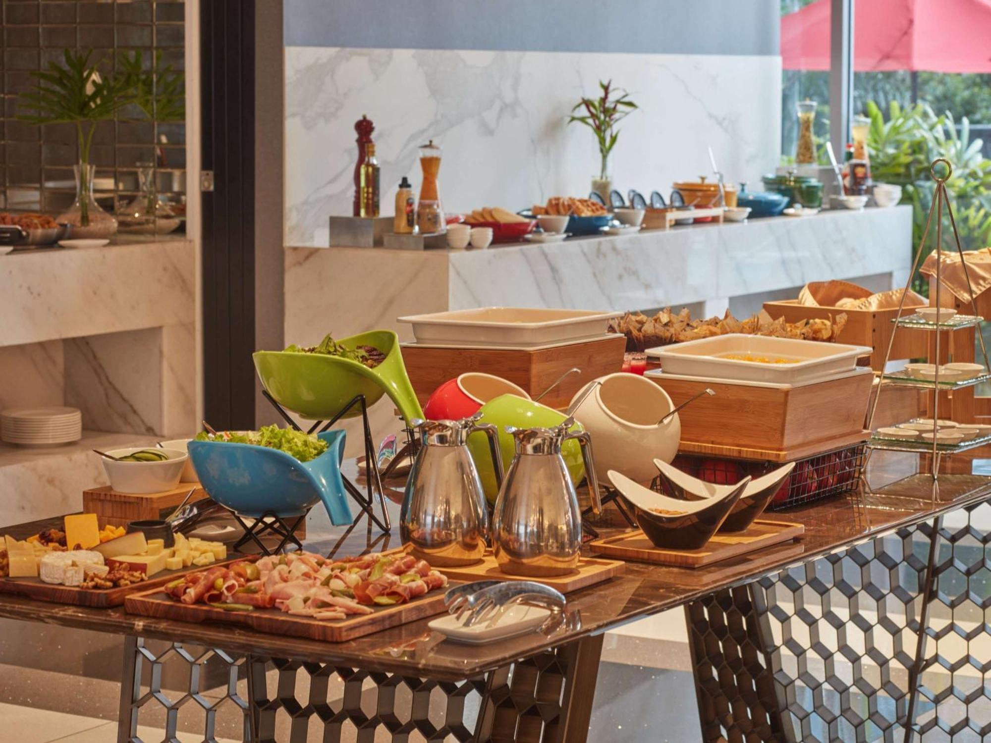 Novotel Suites Manila At Acqua Mandaluyong Zewnętrze zdjęcie