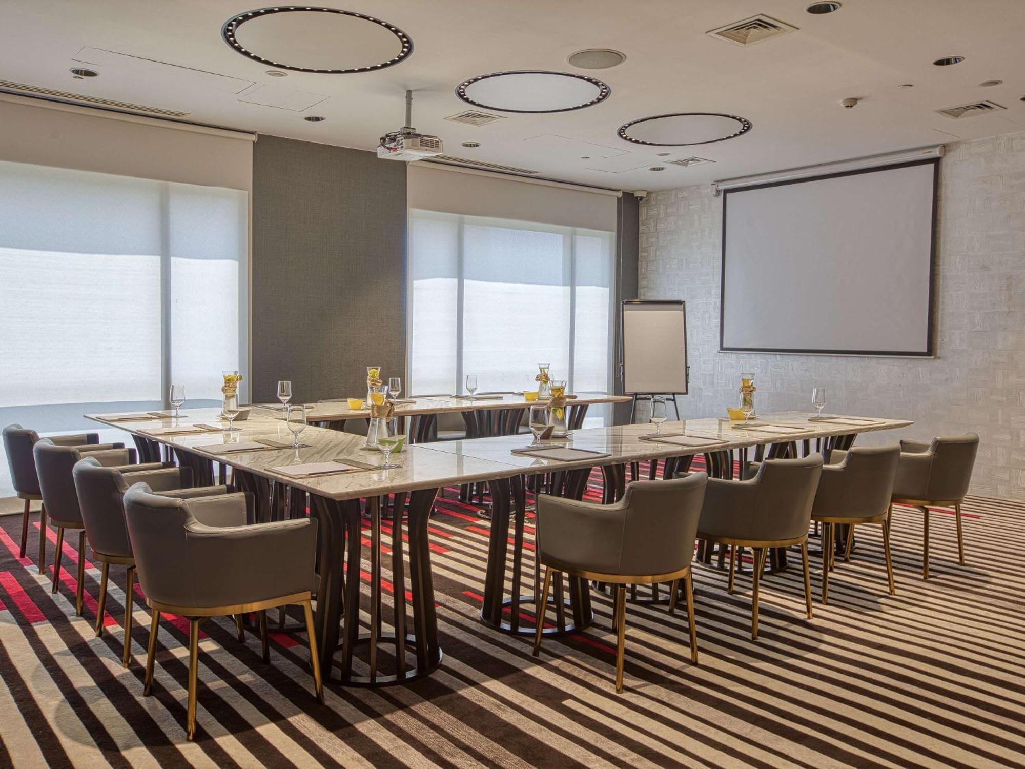 Novotel Suites Manila At Acqua Mandaluyong Zewnętrze zdjęcie